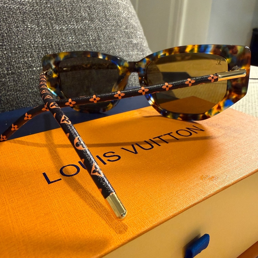 Louis Vuitton Tortoiseshell Cat-Eye Sunglasses with Brown Lenses - Picture 4 of 11